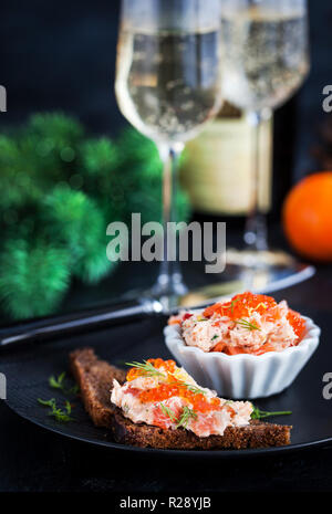 Pâté di salmone (rillettes) con caviale rosso servito con fette di pane Foto Stock