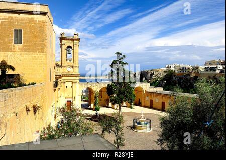 Il cortile del Santuario Nazionale di Nostra Signora di Mellieha Foto Stock