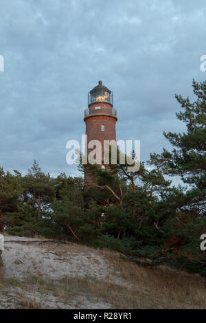 Prerow, Germania - 10 Ottobre 2018: vista del faro Darßer Ort vicino Prerow sulla costa del Mar Baltico, Germania. Foto Stock
