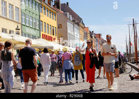 Copenhagen, Danimarca - 27 Giugno 2018: persone passeggiando nel quartiere di Nyhavn. Foto Stock
