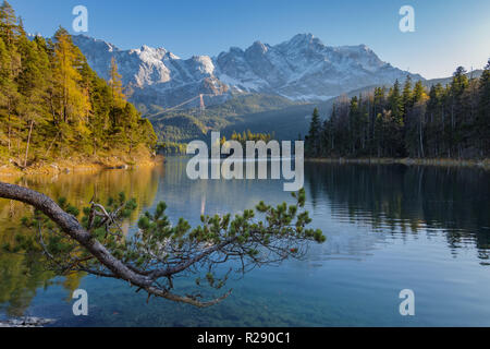 Splendido panorama alpino del Lago Eibsee con Le Germanie la più alta montagna Zugspitze in background su un bel pomeriggio di sole in autunno Foto Stock