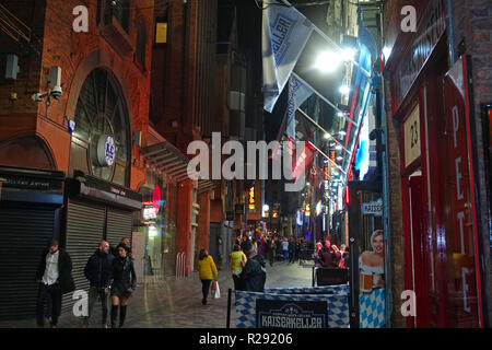 La gente fuori e circa su Mathew St Liverpool Regno Unito nelle ore notturne con il Cavern Club in distanza. Novembre 2018. Foto Stock