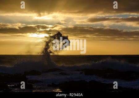 Le onde di colpire le rocce della costa di Aberdeen. Foto Stock