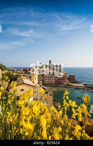 Vista del villaggio con case colorate sulla costa, Vernazza, Sito Patrimonio Mondiale dell'UNESCO, le Cinque Terre e la Riviera di Levante Foto Stock