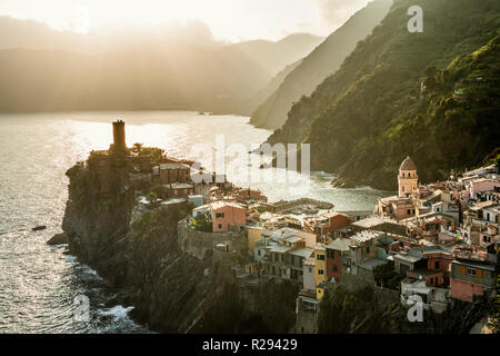 Vista del villaggio con case colorate della costa al tramonto, Vernazza, Sito Patrimonio Mondiale dell'UNESCO, le Cinque Terre Foto Stock