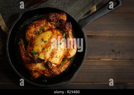 Ringraziamento Cena Natale intero pollo arrosto o Cornish hen cotta con masala herb, rustico vista aerea Foto Stock