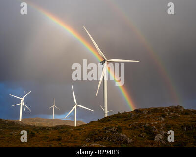 Il mulino a vento e rainbow a Fitjar in Norvegia Foto Stock
