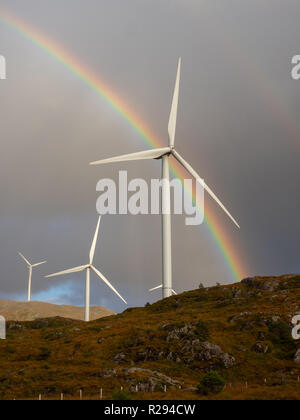 Il mulino a vento e rainbow a Fitjar in Norvegia Foto Stock