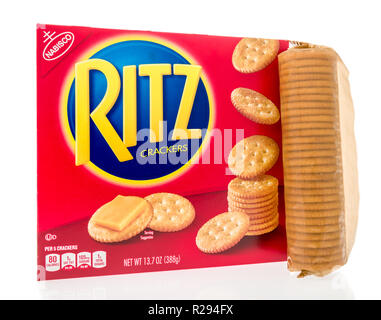 Winneconne, WI - 4 Novembre 2018: una scatola di Ritz crackers con un tubo di cracker accanto ad essa isolato su un background. Foto Stock