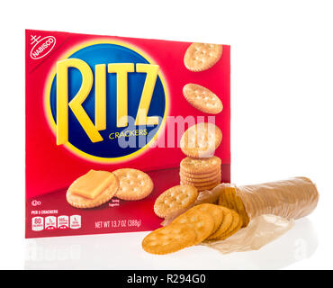 Winneconne, WI - 4 Novembre 2018: una scatola di Ritz crackers con un tubo aperto di cracker accanto ad essa isolato su un background. Foto Stock