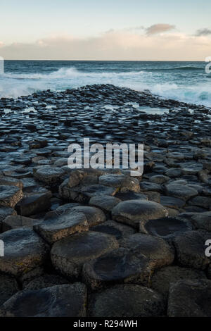 Paesaggio intorno al Giant's Causeway, un sito patrimonio mondiale dell'UNESCO che ha numeri di incastro colonne di basalto risultato di una antica fessura vulcanica Foto Stock