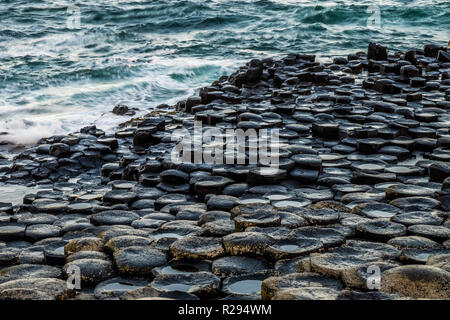 Paesaggio intorno al Giant's Causeway, un sito patrimonio mondiale dell'UNESCO che ha numeri di incastro colonne di basalto risultato di una antica fessura vulcanica Foto Stock