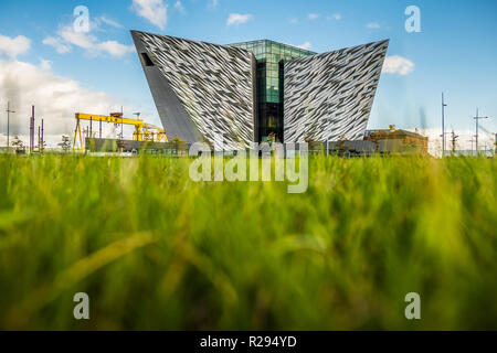 Titanic Belfast è una attrazione turistica e un monumento a Belfast marina della storia industriale sul sito dell'ex cantiere navale di Harland & Wolff wh Foto Stock