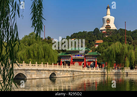 Yongan Bridge nel lago di Beihai Park e l'isola di Giada con Bai Ta (Pagoda Bianca o Dagoba) stupa buddisti in Yong un (Tempio di pace eterna) in Foto Stock