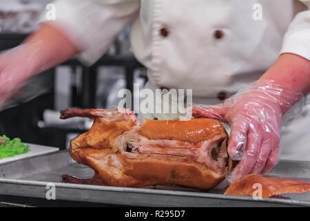 Pechino, Cina - 19 Settembre 2013: Cinese tradizionale anatra arrosto o da Dong Kaoya servita al tavolo da un giovane maschio chef a tha famoso Da Dong Resta Foto Stock