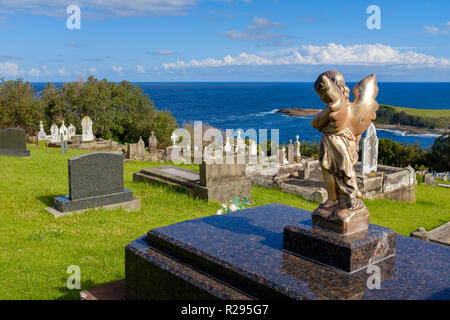 Angelo che guarda al mare a pacifica Gerringong storico Cimitero, con bellissime vedute sul mare, Gerringong, NSW, Australia Foto Stock