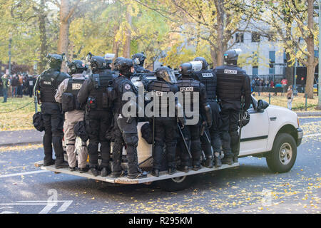 Portland, O / STATI UNITI D'America - 17 Novembre 2018: Gruppo di risposta rapida di team ufficiali della polizia in tenuta da sommossa e medic equitazione sulla vettura piattaforma durante antifa fare Foto Stock