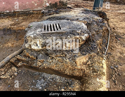 Lavorando su acque reflue tombino ricostruzione. Piazza la ricostruzione della strada, sistema di drenaggio sulla strada Foto Stock