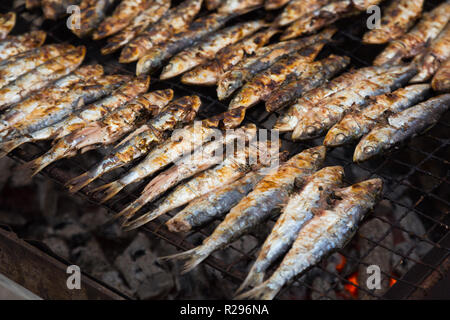 Primo piano sulla tradizionale piatto catalano la frittura di sardine Foto Stock