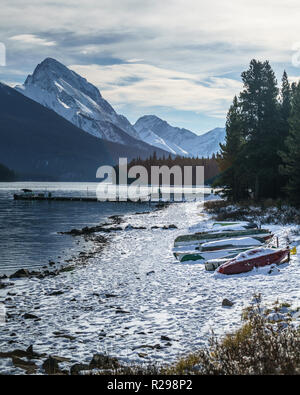 Canoe congelati nel lago maligne, Alberta, Canada Foto Stock