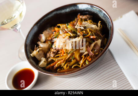 Stile japanise tagliatelle con carne di vitello e verdure yakisoba splendidamente servito nel recipiente Foto Stock