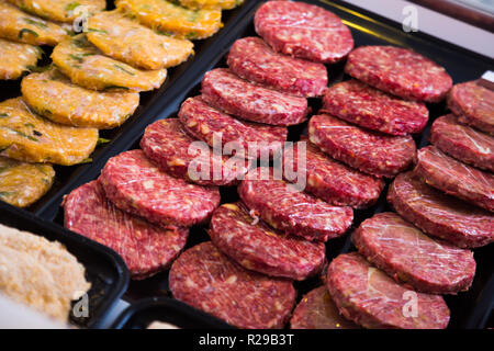 Contatore con assort di burger, Immagine ravvicinata di messa a fuoco locale Foto Stock