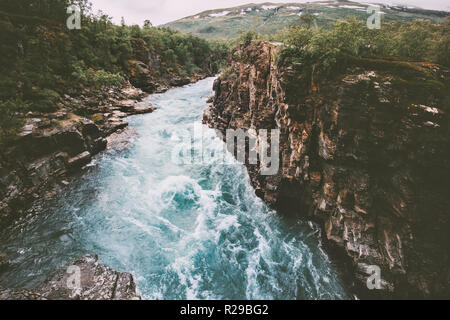 In Svezia il paesaggio canyon del fiume viaggio Abiskojakka vista aerea Abisko national park deserto natura stagione estiva paesaggi scandinavi Foto Stock