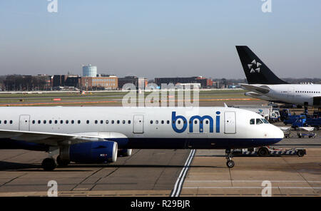BMI aereo sulla pista l'aeroporto di Heathrow, Londra, Gran Bretagna Foto Stock