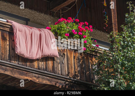 Biancheria appesa in aria fresca sul balcone, Oberammergau Ammergau mine antiuomo, Alta Baviera, Baviera, Germania, Europa Foto Stock