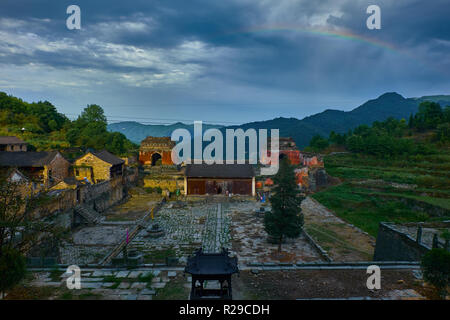 Rainbow sopra l'antico kung fu tempio sulla cima della montagna. Foto Stock