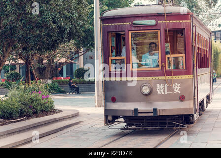Anren, nella provincia di Sichuan, in Cina - Agosto 26, 2018 : antica tramvia passando per la strada della città vecchia Foto Stock