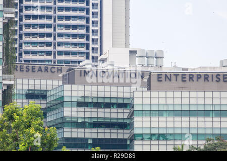 Logo di Ricerca, innovazione ed impresa sugli edifici dell'Università Nazionale di Singapore. Foto Stock
