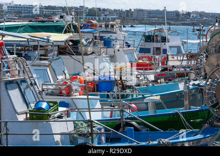 Barche da pesca nel porto di Pafo e Paphos (Paphos), Pafos District, la Repubblica di Cipro Foto Stock