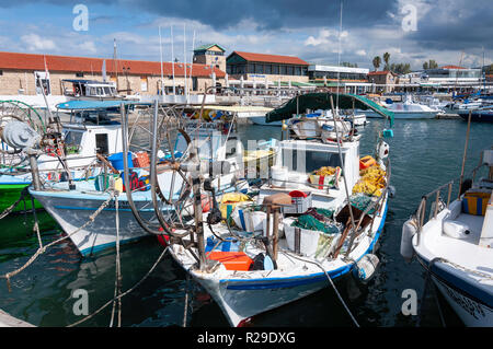 La pesca tradizionale barche nel porto di Pafo e Paphos (Paphos), Pafos District, la Repubblica di Cipro Foto Stock