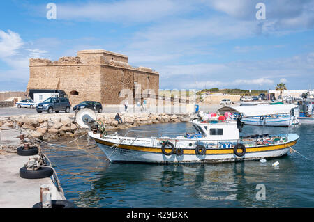 Il castello medievale di Paphos, porto di Pafo e Paphos (Paphos), Pafos District, la Repubblica di Cipro Foto Stock