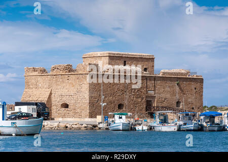 Il castello medievale di Paphos, porto di Pafo e Paphos (Paphos), Pafos District, la Repubblica di Cipro Foto Stock