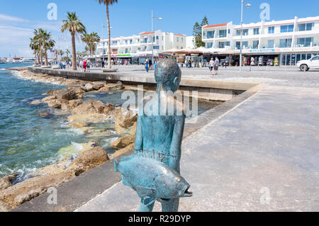 Il piccolo Pescatore" scultura in bronzo di un ragazzo giovane con pesce, porto di Pafo e Paphos (Paphos), Pafos District, la Repubblica di Cipro Foto Stock