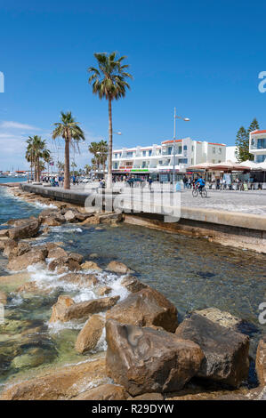 La passeggiata sul lungomare, Paphos (Paphos), Pafos District, la Repubblica di Cipro Foto Stock