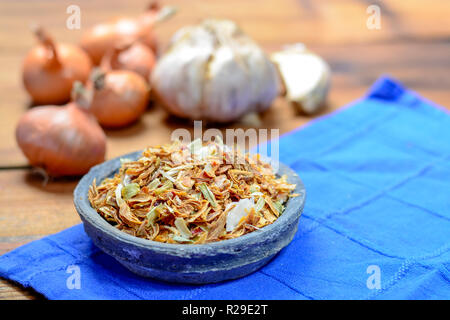 Ciotola con tradizionali nasi secchi Erbe, utilizzati per la cottura, close up Foto Stock