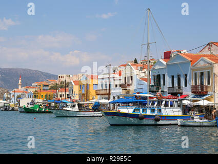 KASTELLORIZO,Grecia-agosto 10:Case colorate e le barche dei pescatori al porto .agosto 10,2018 in Kastellorizo,Grecia. Foto Stock