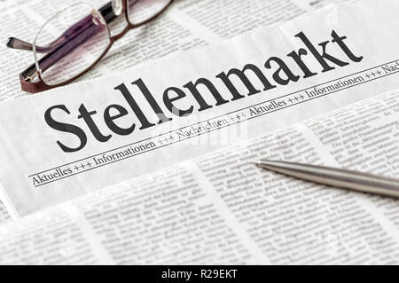 Un giornale con il tedesco headline Stellenmarkt (mercato del lavoro) Foto Stock