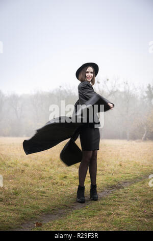Ragazza in un impermeabile Foto Stock