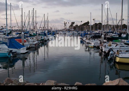 La marineria diverse barche ormeggiate presso l'Oceanside Harbour Marina in Oceanside, California, Stati Uniti d'America sotto semi cielo nuvoloso in serata Foto Stock