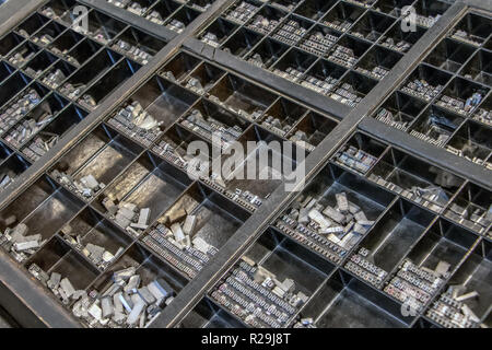 Eguipment della tipografia officina. Un molte vecchie lettere metalliche per la stampa. Foto Stock