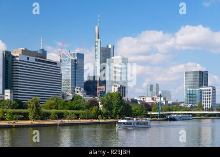 Skyline lungo il fiume Main, Francoforte Hesse, Germania Foto Stock