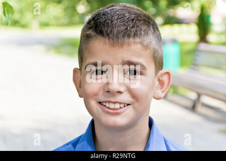 Carino brunette boy undici anni in estate sfondo Foto Stock