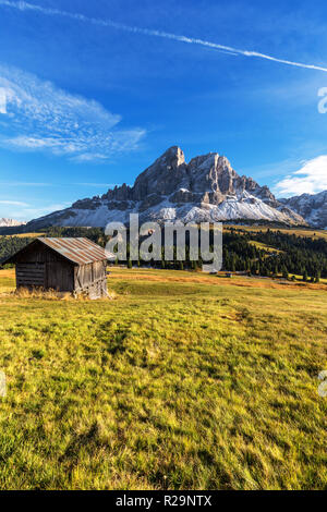 Rifugio di montagna con belle peak sullo sfondo al passo delle Erbe, Dolomiti, Italia Foto Stock