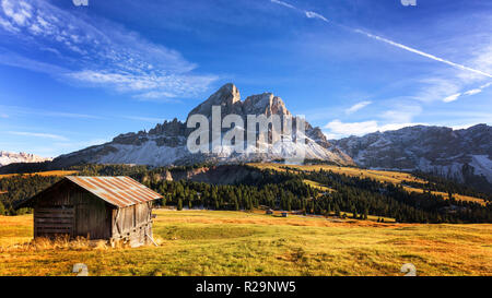 Rifugio di montagna con belle peak sullo sfondo al passo delle Erbe, Dolomiti, Italia Foto Stock