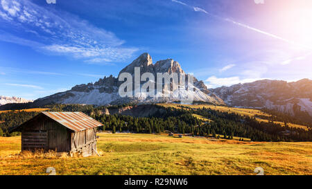 Rifugio di montagna con belle peak sullo sfondo al passo delle Erbe, Dolomiti, Italia Foto Stock