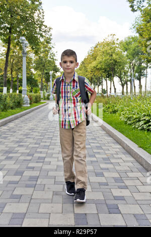 Carino brunette boy undici anni passeggiate in estate Foto Stock